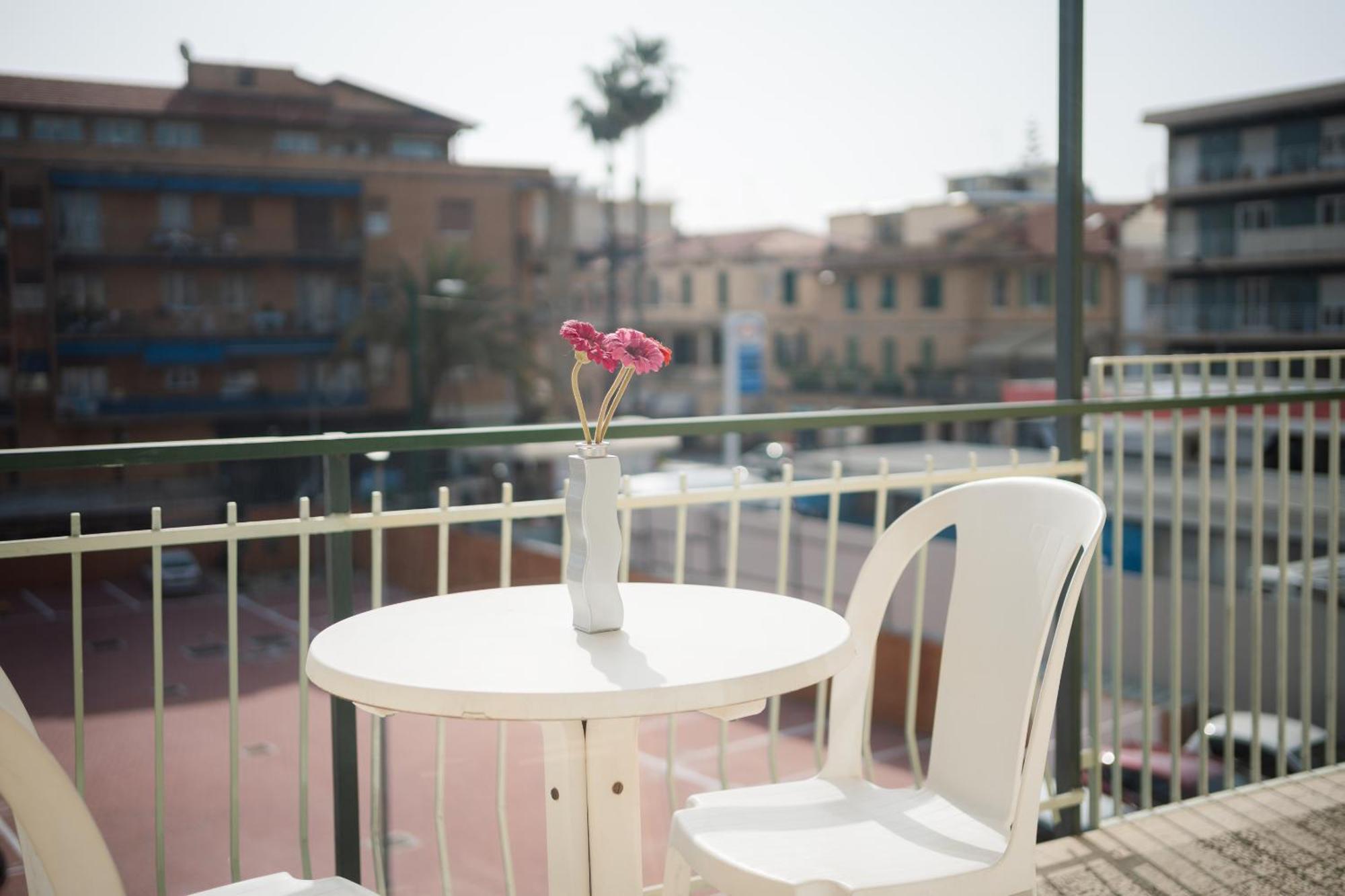 Casa Silvia - Central - Terrace - Wifi Bordighera Eksteriør billede
